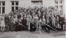 Schwarz-Weißaufnahme einer Schulklasse. Sammlung Manfred Lange