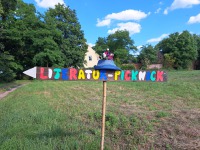 Ein Wegweiser "Literatur-Picknick" steht an einem Feldrand