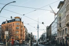 Das Foto zeigt eine Straße in Berlin mit Blick auf den Fernsehturm.